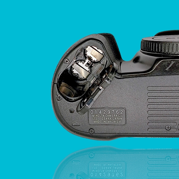 Minolta Maxxum 400si 35mm SLR Camera Body Only w/Strap - Picture 11 of 14